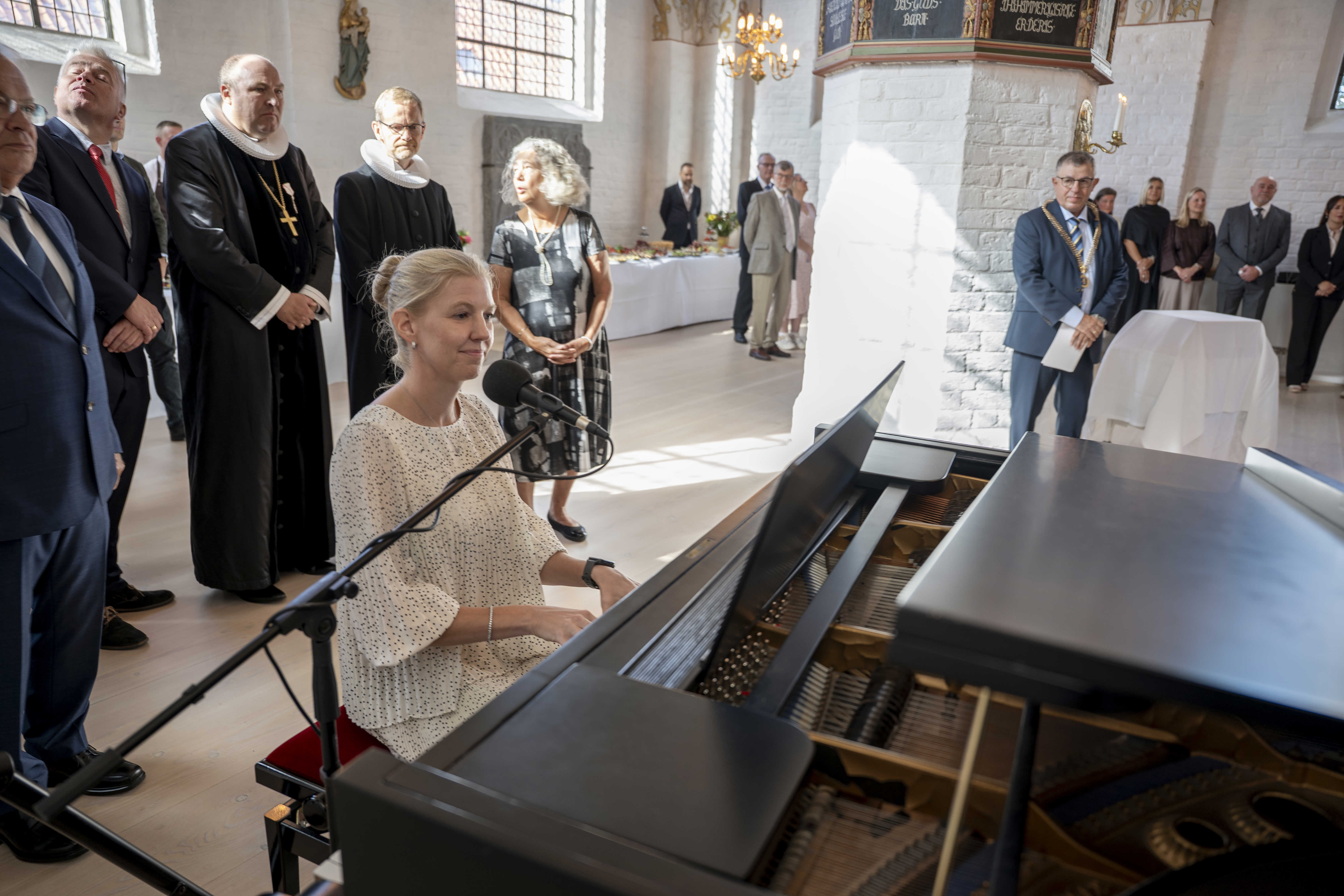 Jette Klarup spille og synger Sæby sangen 250825