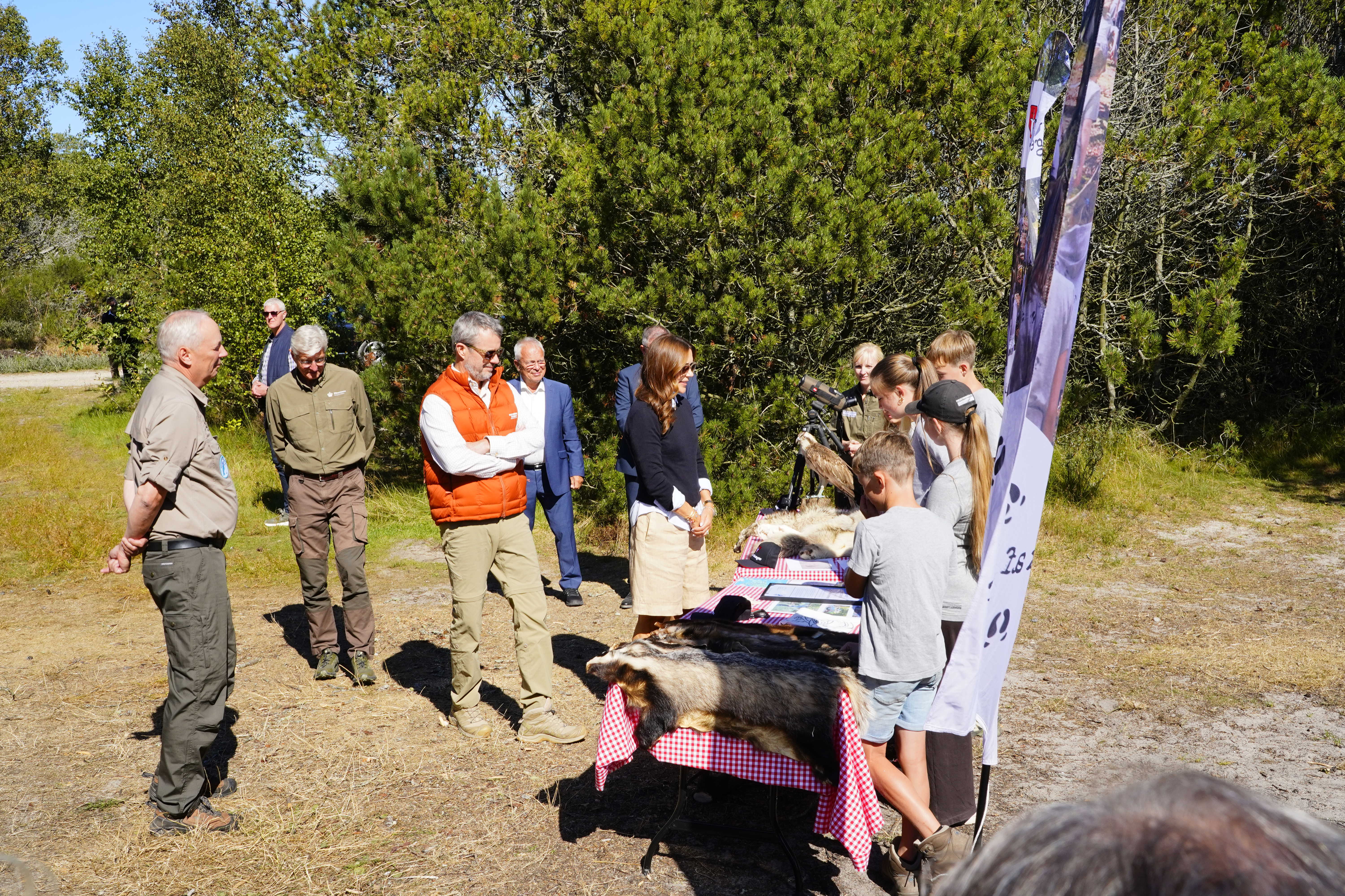 Kongeparret hører om at være Junior Ranger 250825