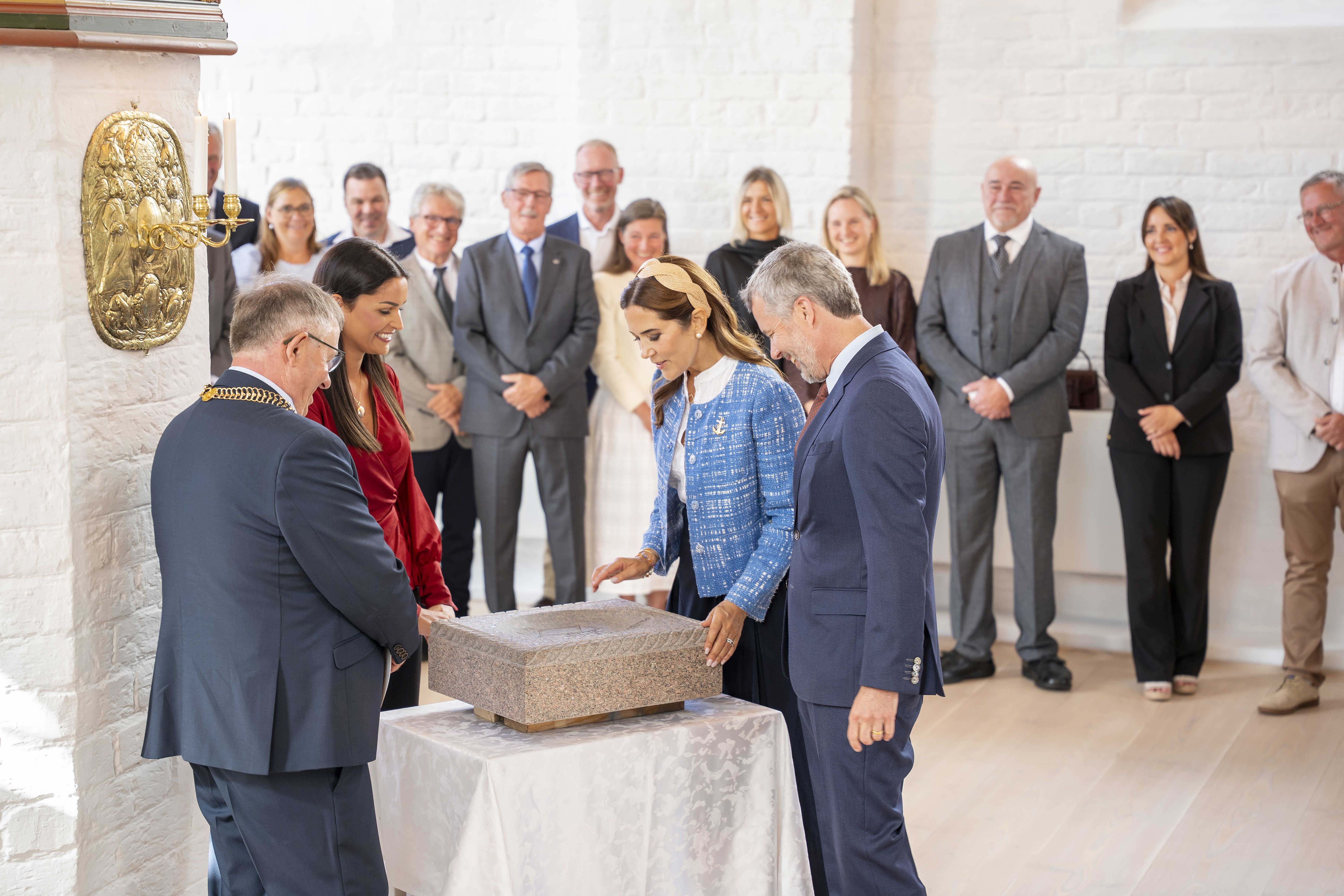 Borgmester overrækker kommunens gave til Kongeparret 250825 _billedhugger Alma Njah fortæller om værket