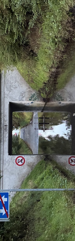 Foto af tunnellen under skinnerne på Flade Engvej, der står under vand
