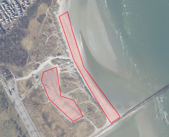 Luftfoto af Palmestranden med indtegning af strandområde og beachvolleybane