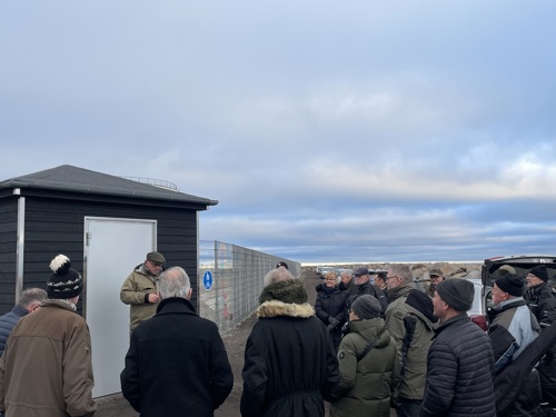 Fremmødte lytter til en kort tale fra formanden for Lystfiskerforeningen