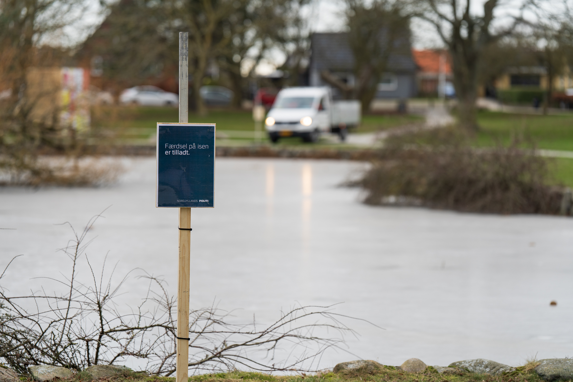 Skiltet, der viser, at det er tilladt at færdes på isen