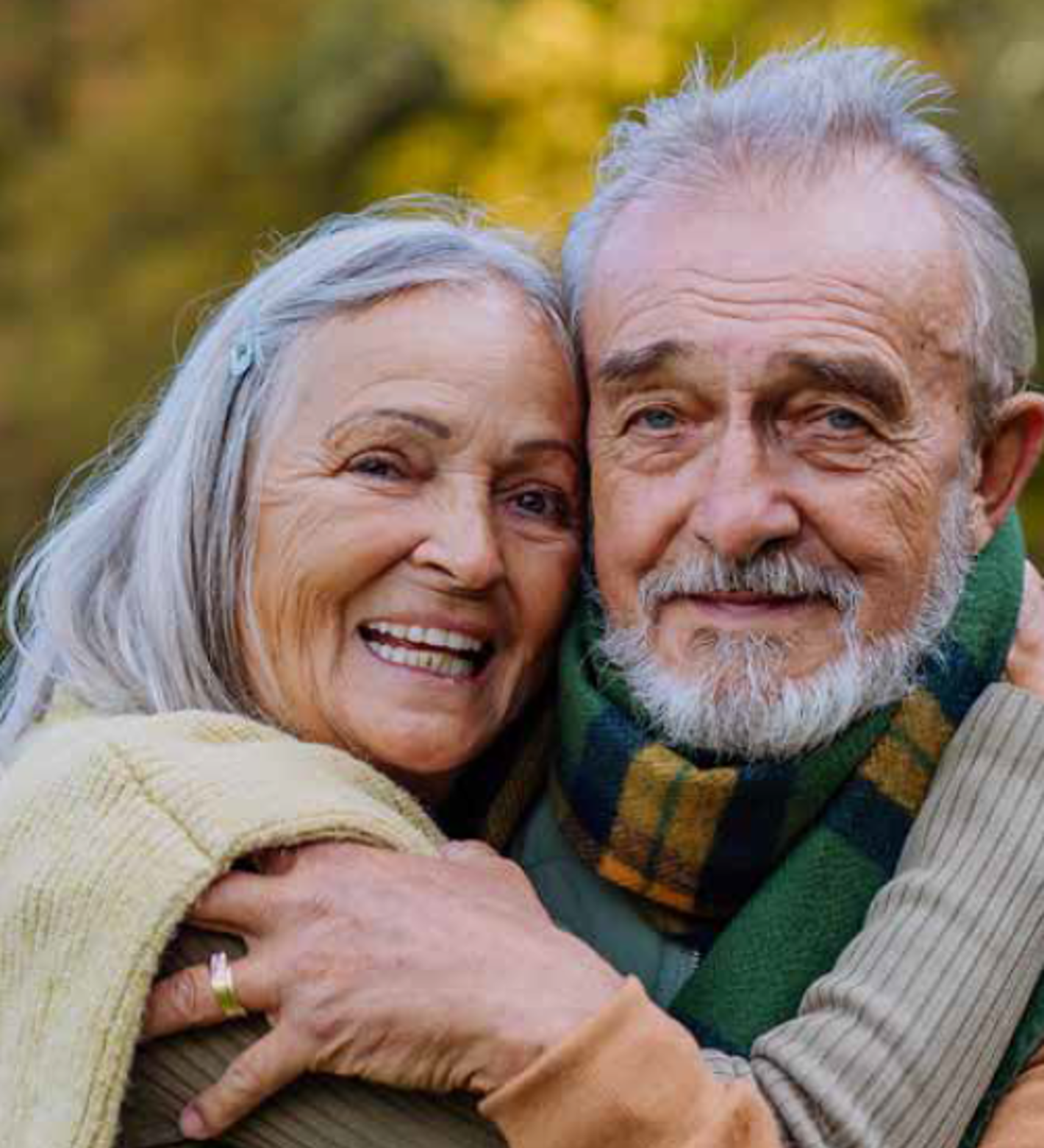 Ældre mand og kvinde, der omfavner hinanden