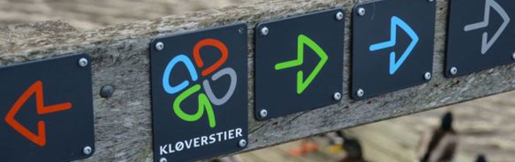 Nærbillede af skilte på Kløverstien