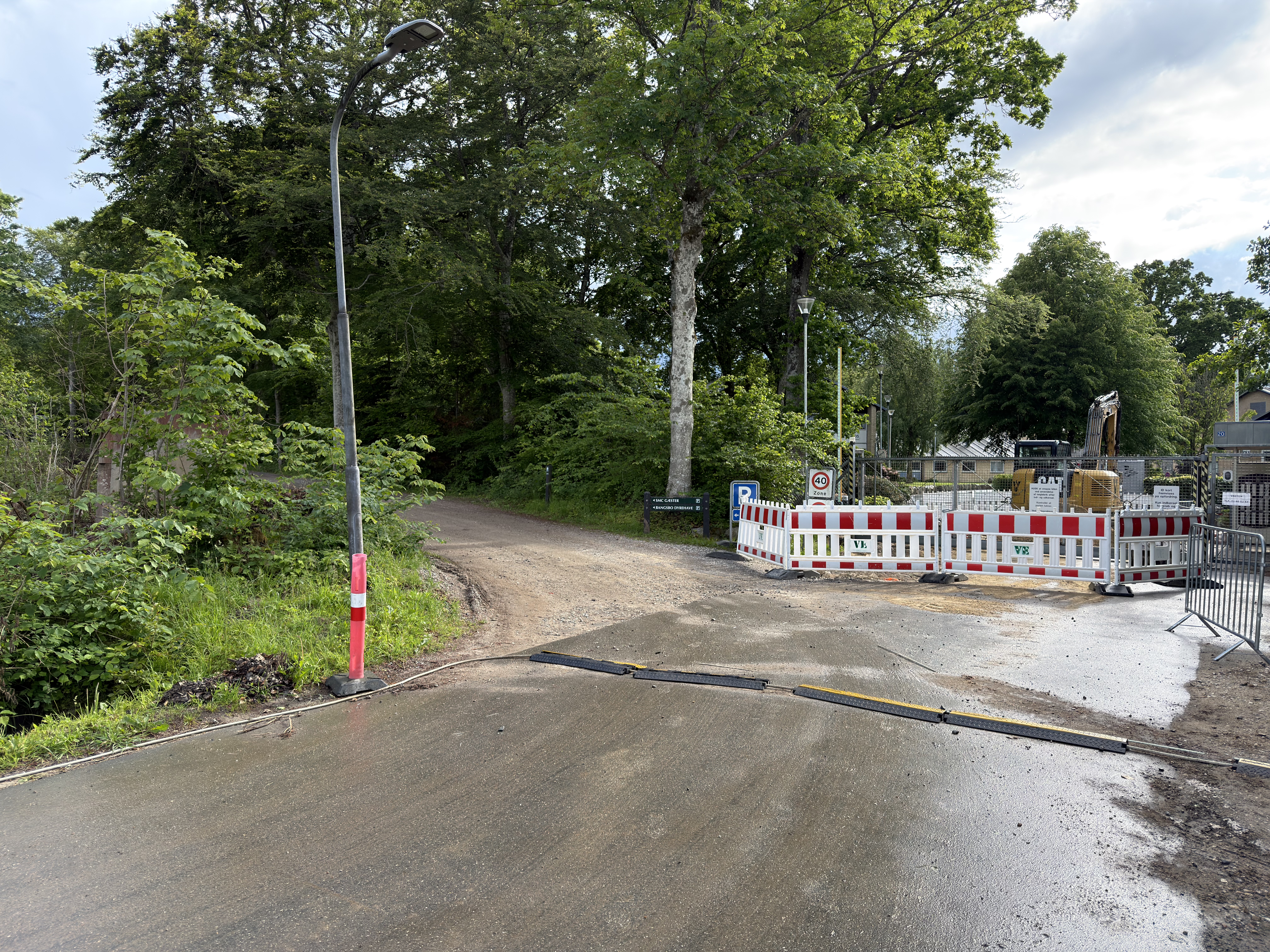 Foto af Skovhusvej i Bangsbo der spærres på grund af byggearbejde.